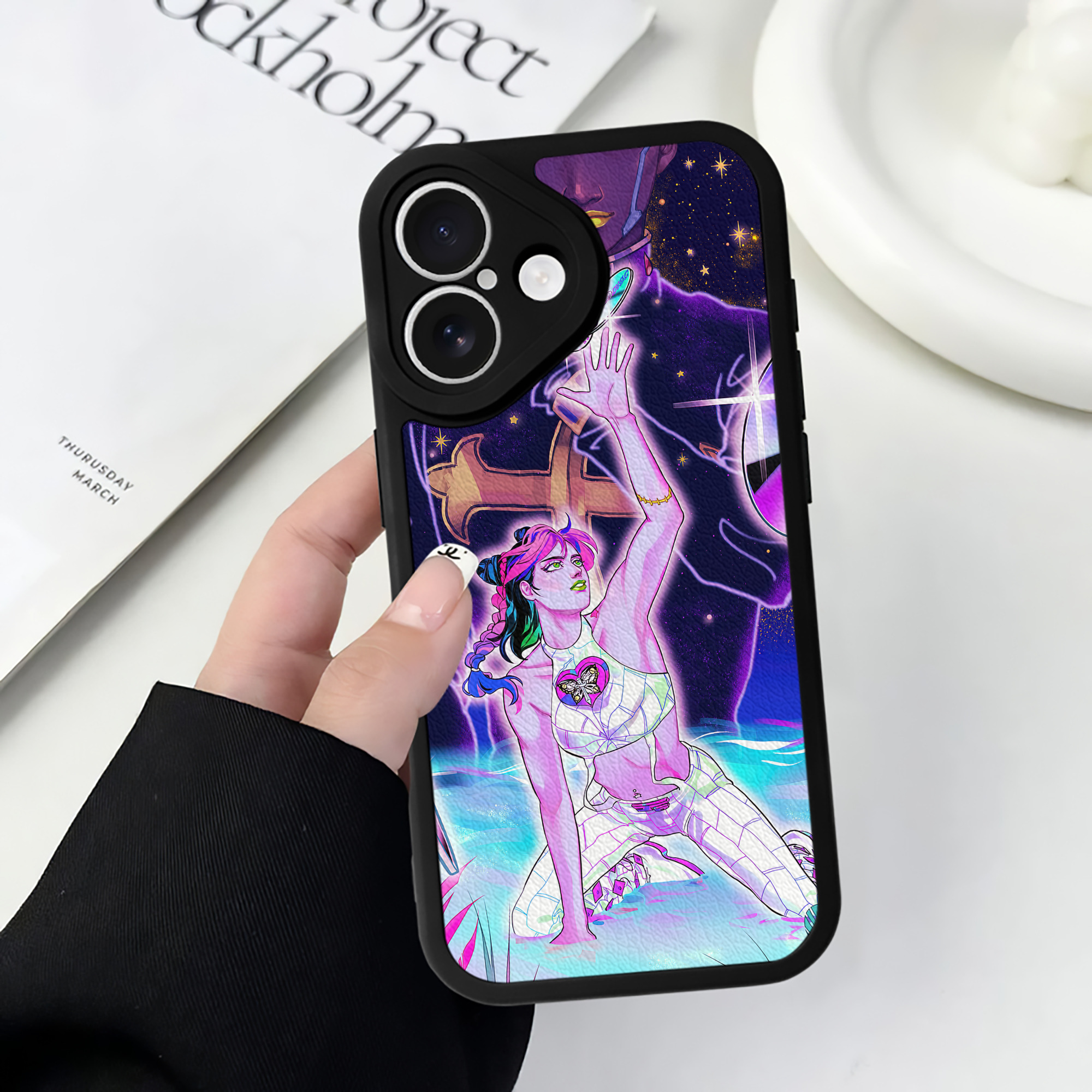 （画像用） ジョジョの奇妙な冒険 JoJo's Bizarre Adventure 【iPhone 16シリーズ対応】シリコンスマホケース（レザー調） 材質：シリコン